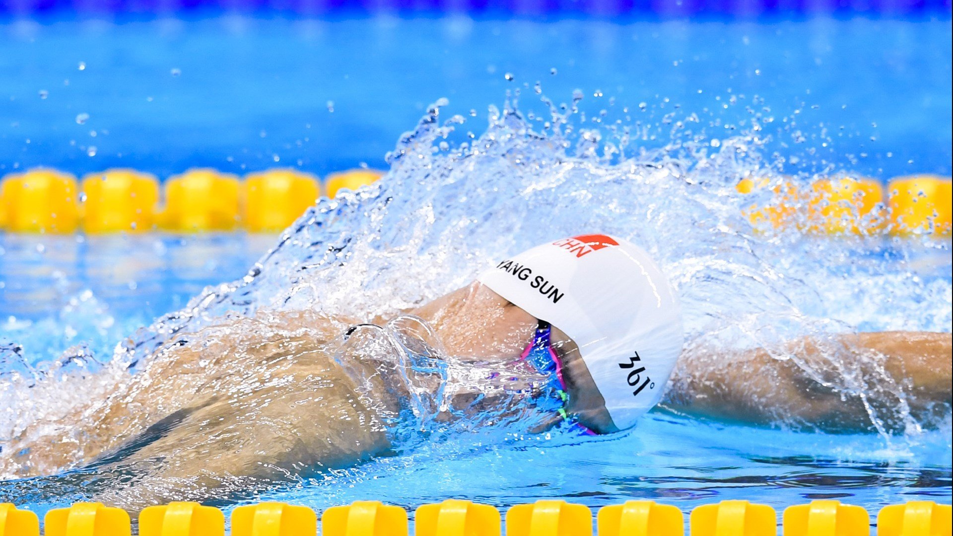 浓眉的无声交响，当季后赛之夜被一个巨人重新定义节奏